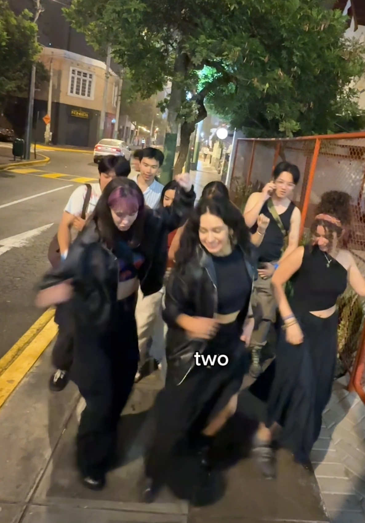 A post by @juliakbarni on TikTok caption: e dps fomos pra festinha e n lembro de mais nada depois disso