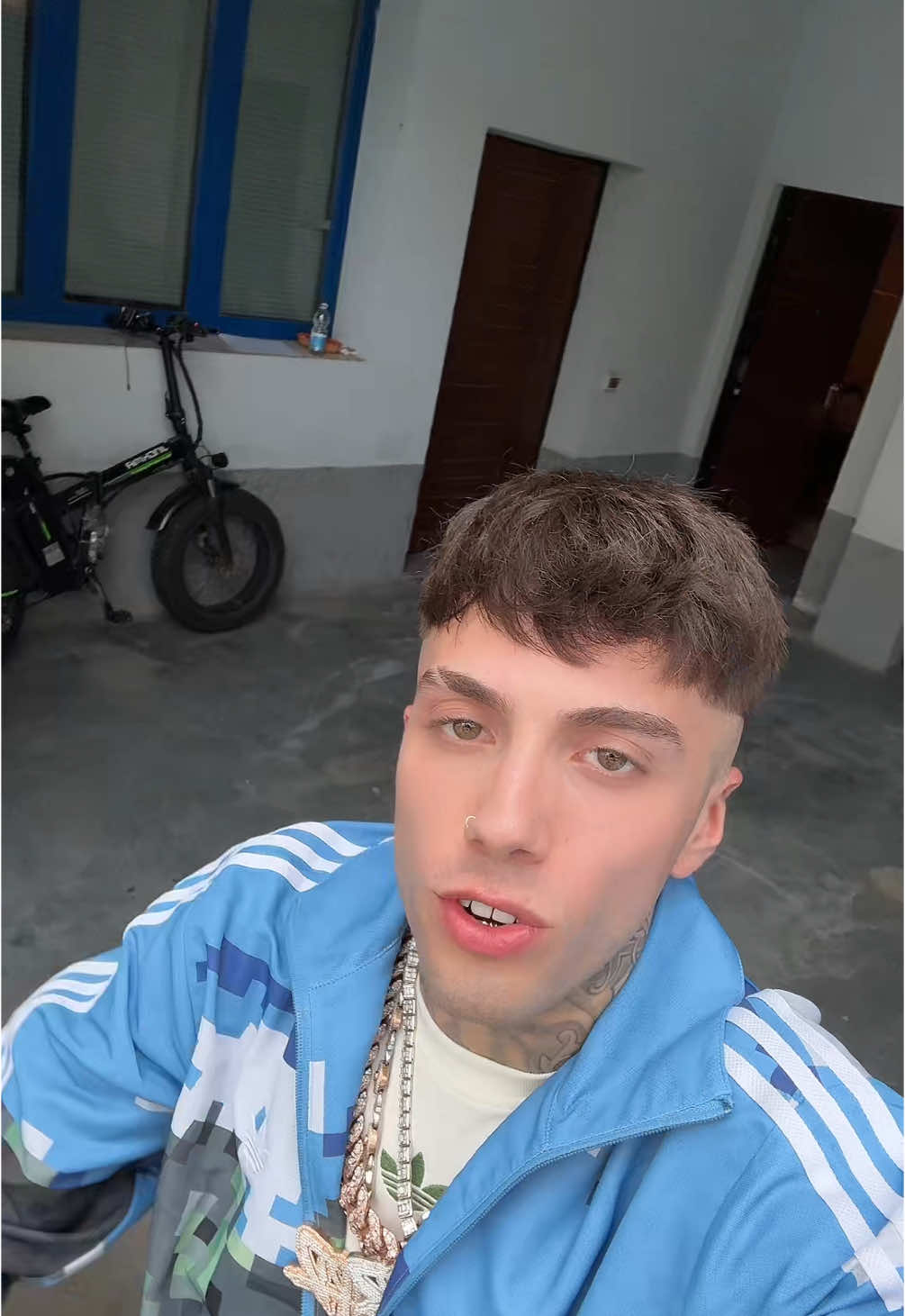 A post by @tonyboygohardd on TikTok caption: tutti questi cloni mi fanno sentire unico 💅🏻🐐♾️