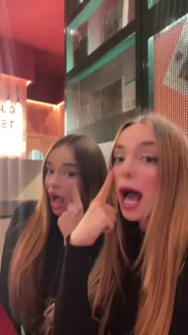 A post by @twinmelody on TikTok caption: TRANSICIÓN 🥰 #transition 