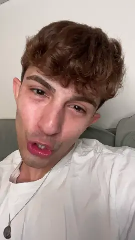 A post by @ezhersolmaz_ on TikTok caption: kim böyle😂🤣😂🤣 AHAHAHAHAH etiketle yoruma 