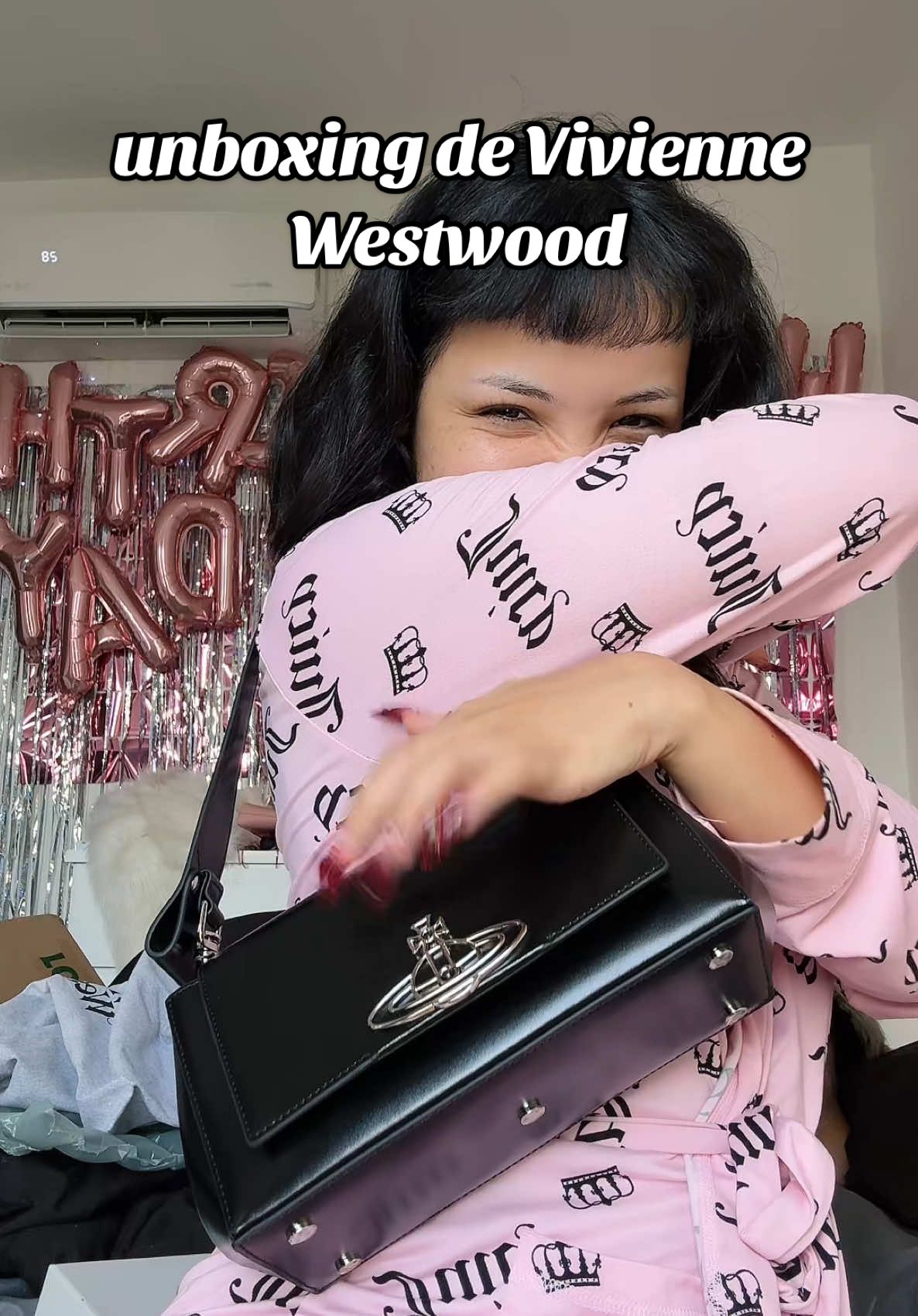 A post by @abigelic on TikTok caption: unboxing de mis regalos de Vivienne Westwood 💝 #nanaosaki #viviennewestwood #asmr 