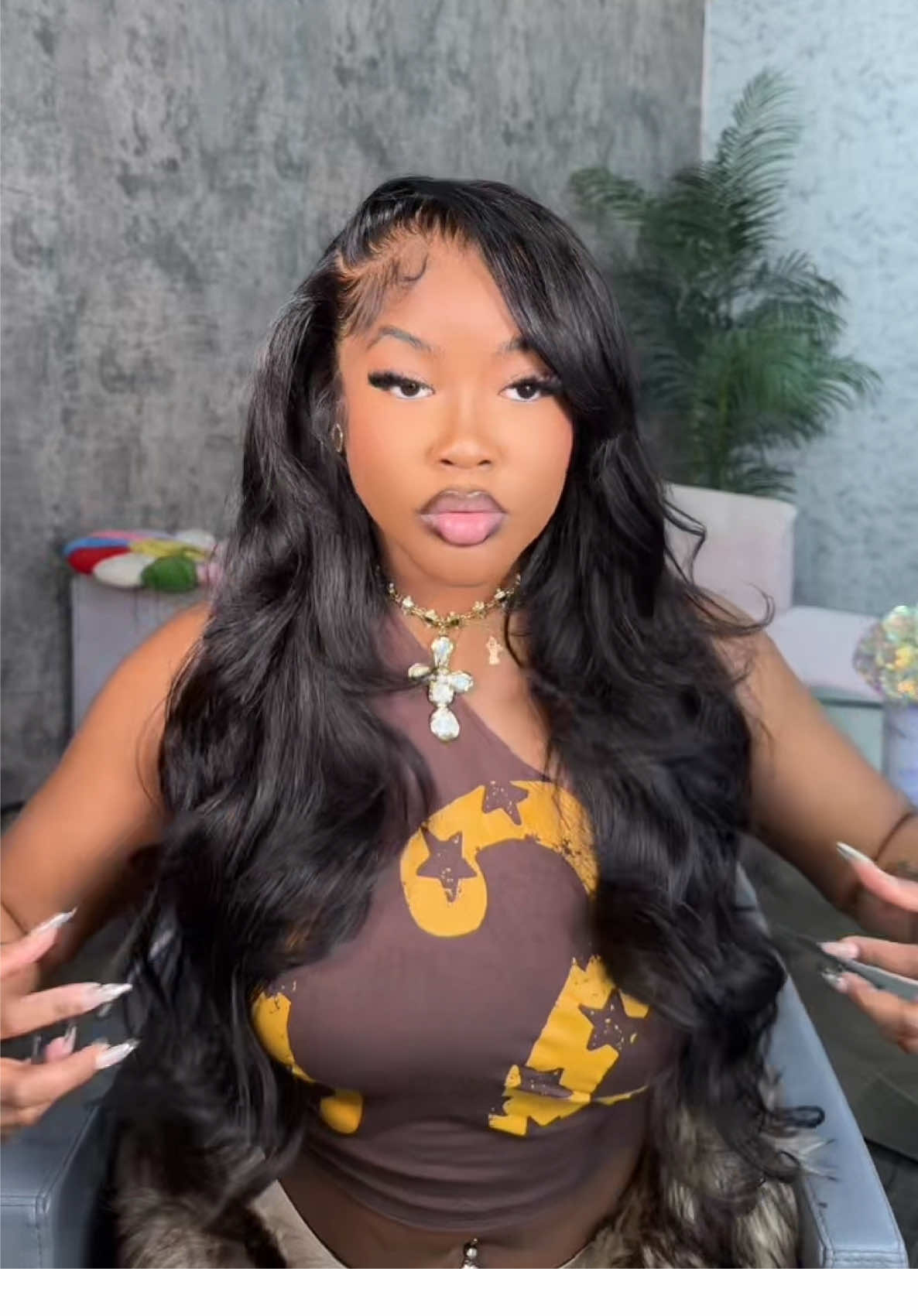 A post by @ on TikTok caption: CURL TUTORIAL FT @Recoolhair 🪄 3 THINGS NEEDED !   -1 1/4 barrel wand from @redbykiss  - Sissors for layers  - hair spray to lock in the curls 