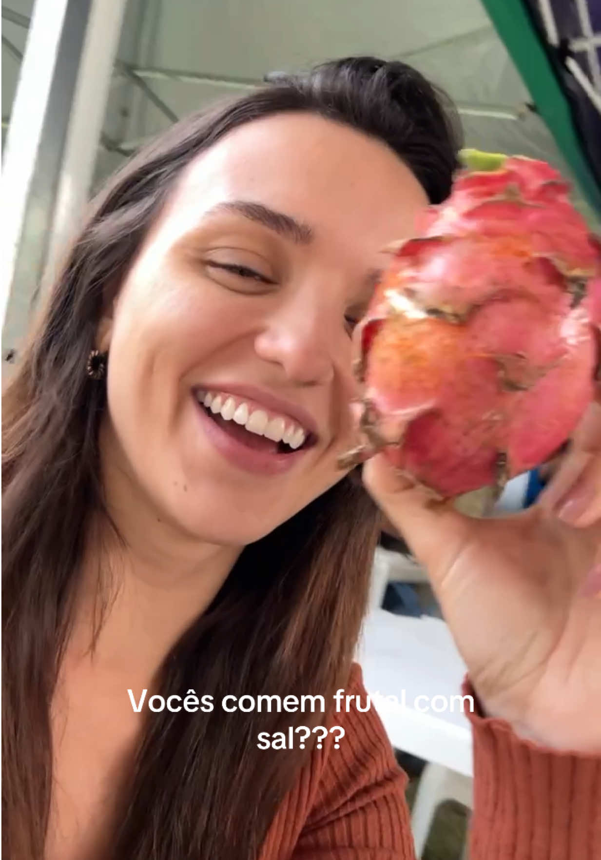 A post by @rkalimann on TikTok caption: Pauta importantíssimaaaa hahahahahaaha a melhooor coisa é fruta com sal, vocês não concordam? 