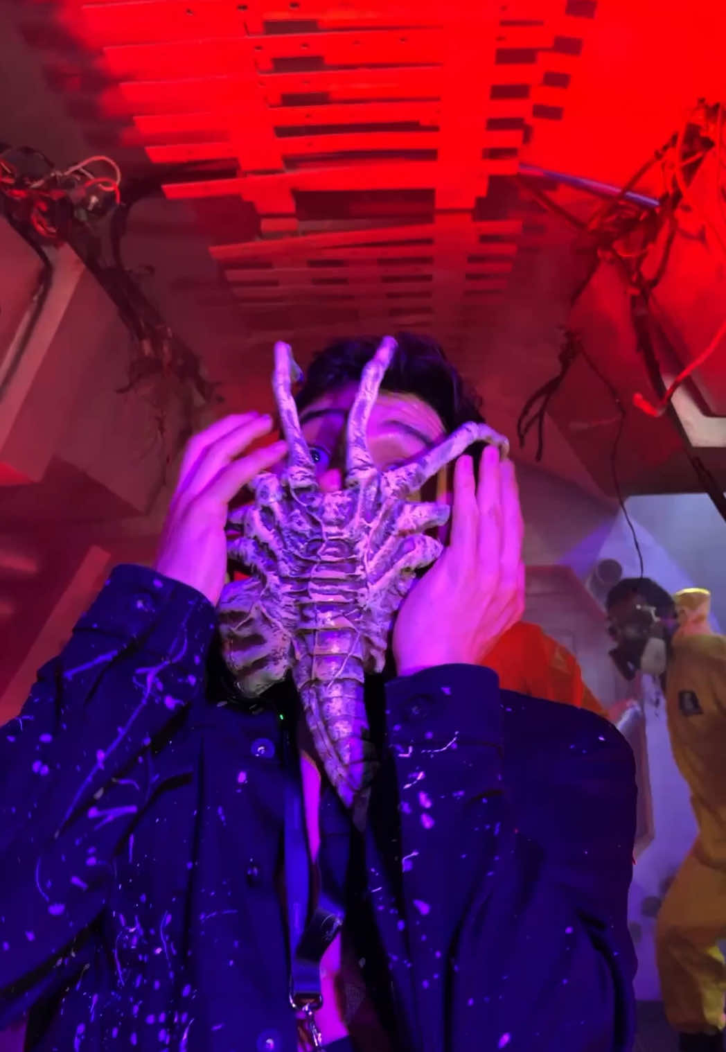 A post by @disneyplusla on TikTok caption: El terror llegó a #CCXPMX 😱 Así fue la experiencia de Alien: Earth. Estreno 12 de agosto en #DisneyPlus #Serie  @CCXP México #AlienEarth