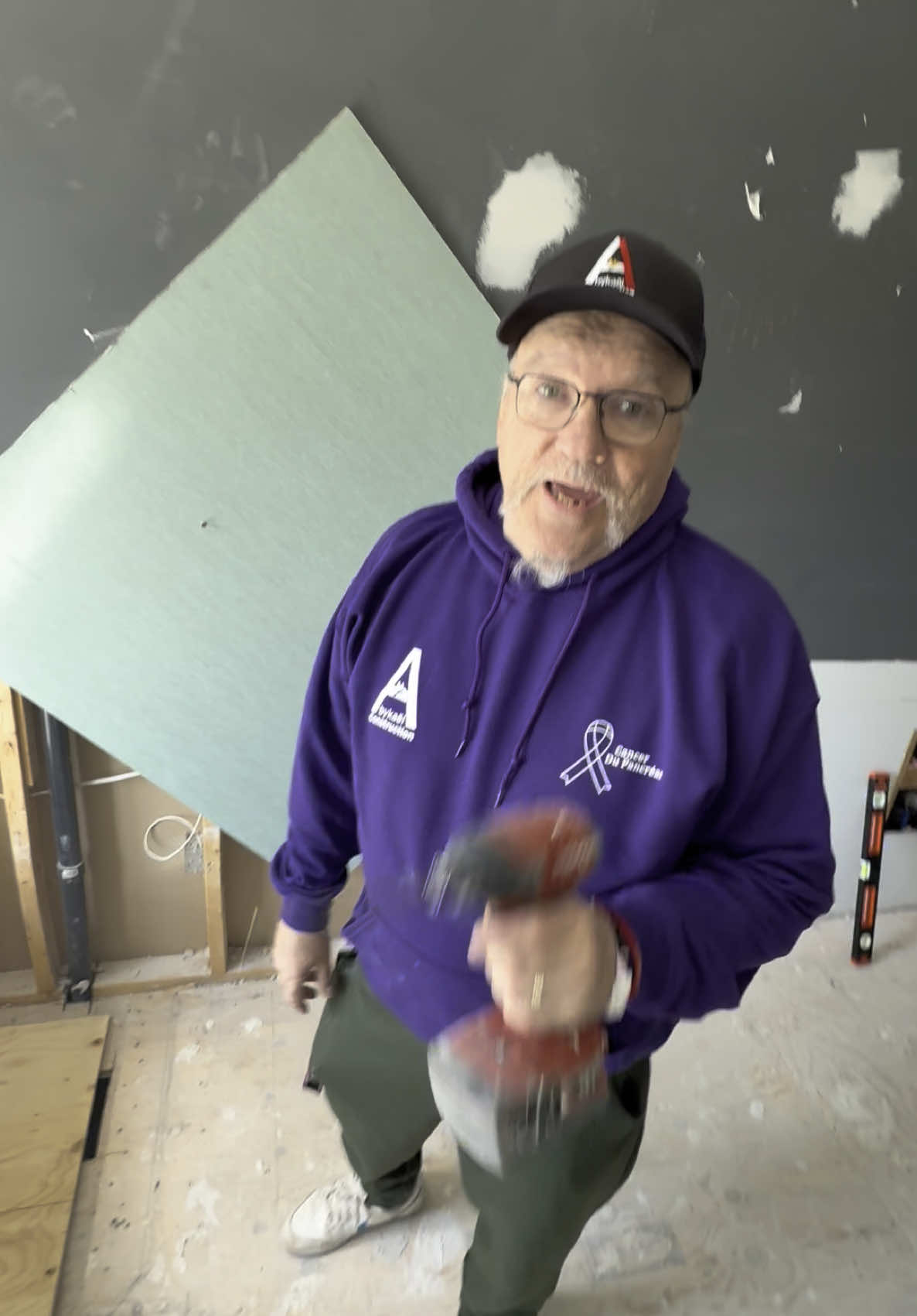 A post by @fansdetacu on TikTok caption: #fyp #foryoupage #viral_video #funny #pourtoi #construction #quebec #gatineau #humor 