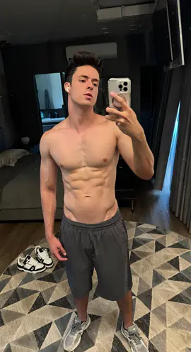 A post by @enaldinho on TikTok caption: Tentei entrar na moda KKKKKKKKKKKK