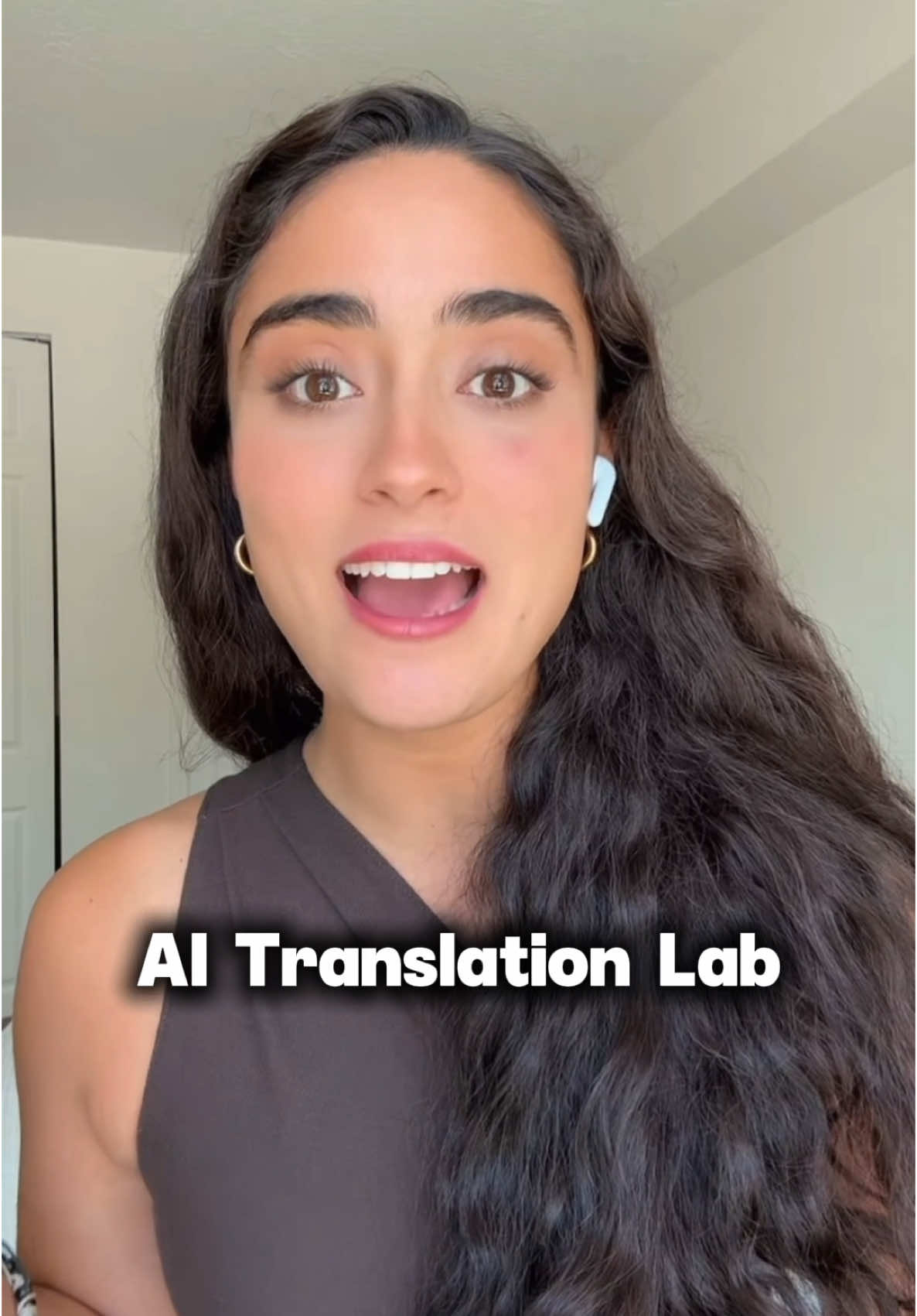 A post by @salmachavana on TikTok caption: 🎧 ¿Te da miedo hablar inglés? Estos audífonos Timekettle M3 de @timekettleglobal traducen en tiempo real 😱 👉 Hablas en español, y te entienden en inglés. ¡Y al revés! +40 idiomas, 93 acentos y también sirven para llamadas y música 🎶 Perfectos para viajar, practicar o perder el miedo a hablar de verdad. 🔗 Link en mi bio para probarlos ✈️🗣️ . . . #aprendeingles #inglessinmiedo #hablaingles #traductor #idiomas #englishforlatinos #languagelearning #englishpractice #polyglot #speakenglish #learnlanguages #realtranslators #traveltech #TimekettleM3 