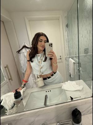 A post by @karimepindter on TikTok caption: #GRWM para el evento #TUDUM de @Netflix 😱 A vivir la movie literalmente 💋 @Netflix Geeked #TikTokFashion #outfit  Glam: @michellecuevasmua 