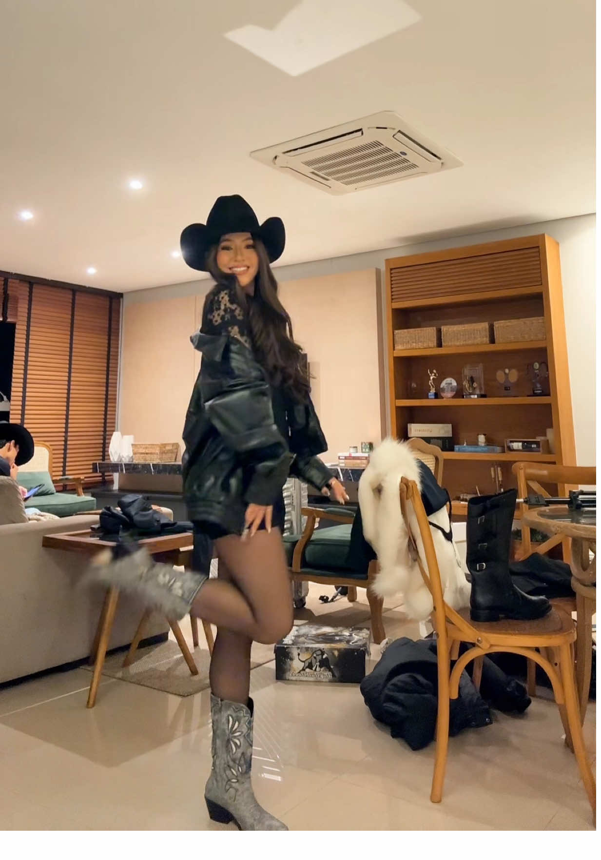 A post by @juliapimentelreal on TikTok caption: skin agro ativada p aniversário da raffa🩶