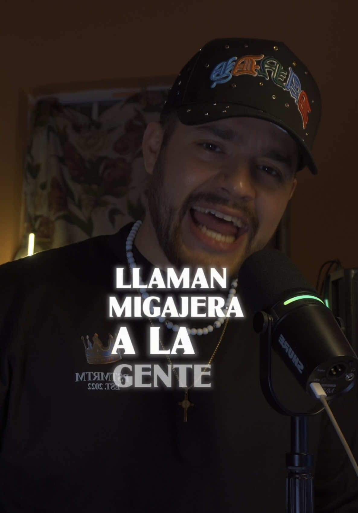 A post by @soyalbertopreciado on TikTok caption: ¿Por qué le llaman migajero a la gente que ama de más? 