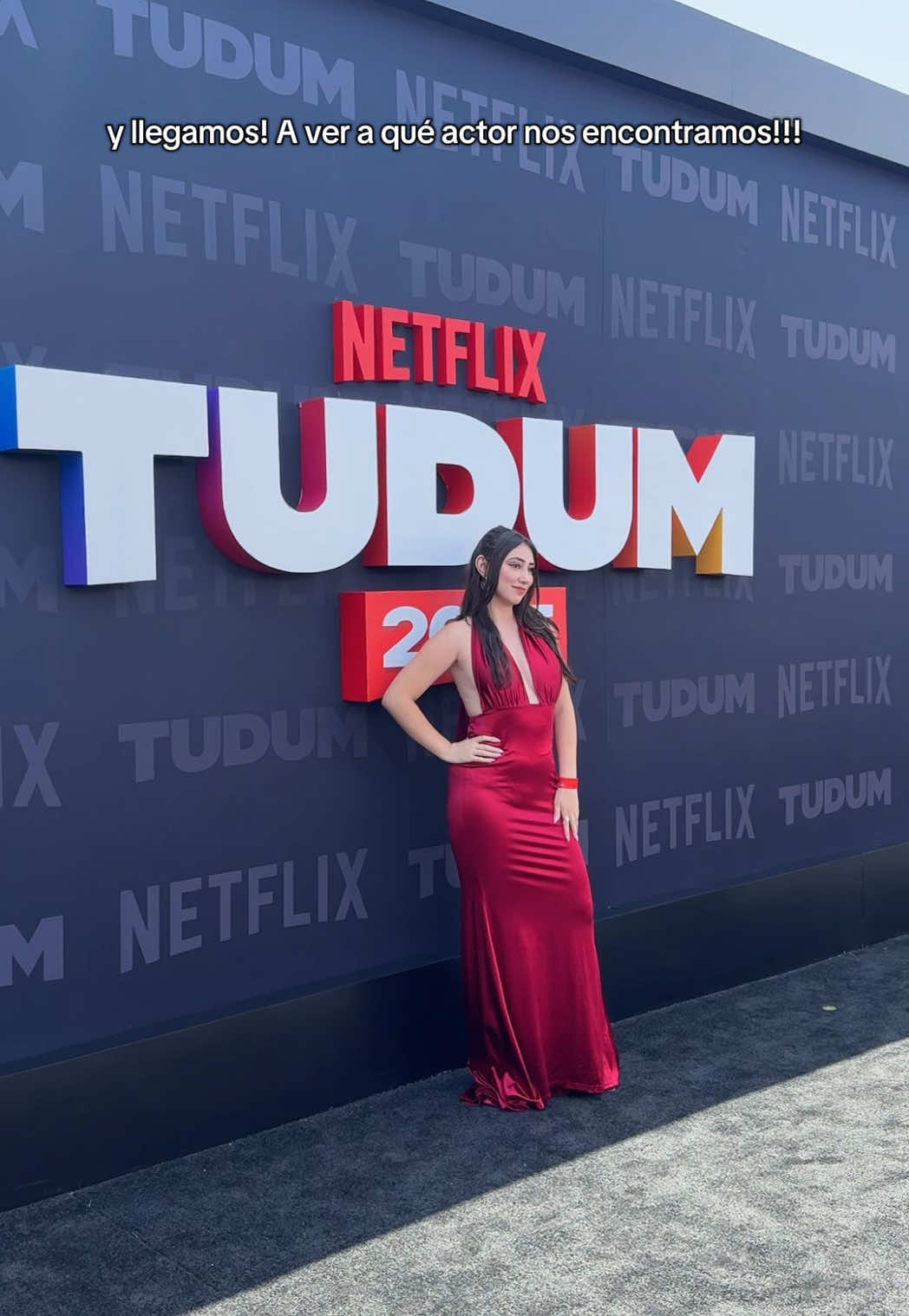 A post by @fervegs on TikTok caption: Respuesta a @wen GRWM PARA EL EVENTO DEL AÑO #TUDUM de @Netflix Latinoamérica ❤️  si me puse el vestido más votado y a ver a qué actor nos encontramos 😱