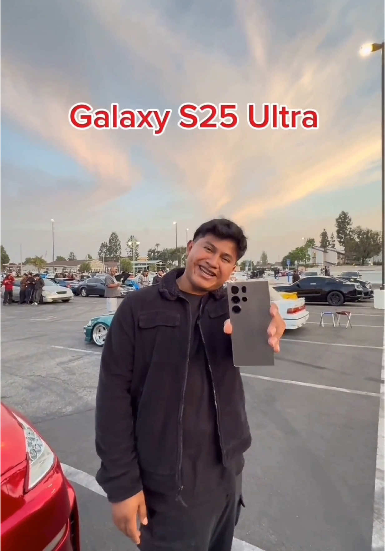 A post by @julio_nyc on TikTok caption: Tomar fotos de noche con el Samsung Galaxy S25 Ultra fue algo de otro nivel! Gracias al #GalaxyS25Ultra pude capturar cada detalle incluso con poca luz 🌌📸 mira las fotos al final del video. No olvides mostrar tus mejores fotos con #ExploreGalaxy  y #galaxys25ultra … ¡uff ya quiero ver todas sus fotos! 🔥✨  #GalaxyS25ultra #E#ExploreGalaxy#SamsungPartner @Samsung 