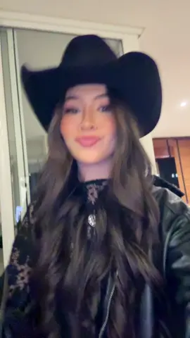 A post by @juliapimentelreal on TikTok caption: não é mais 