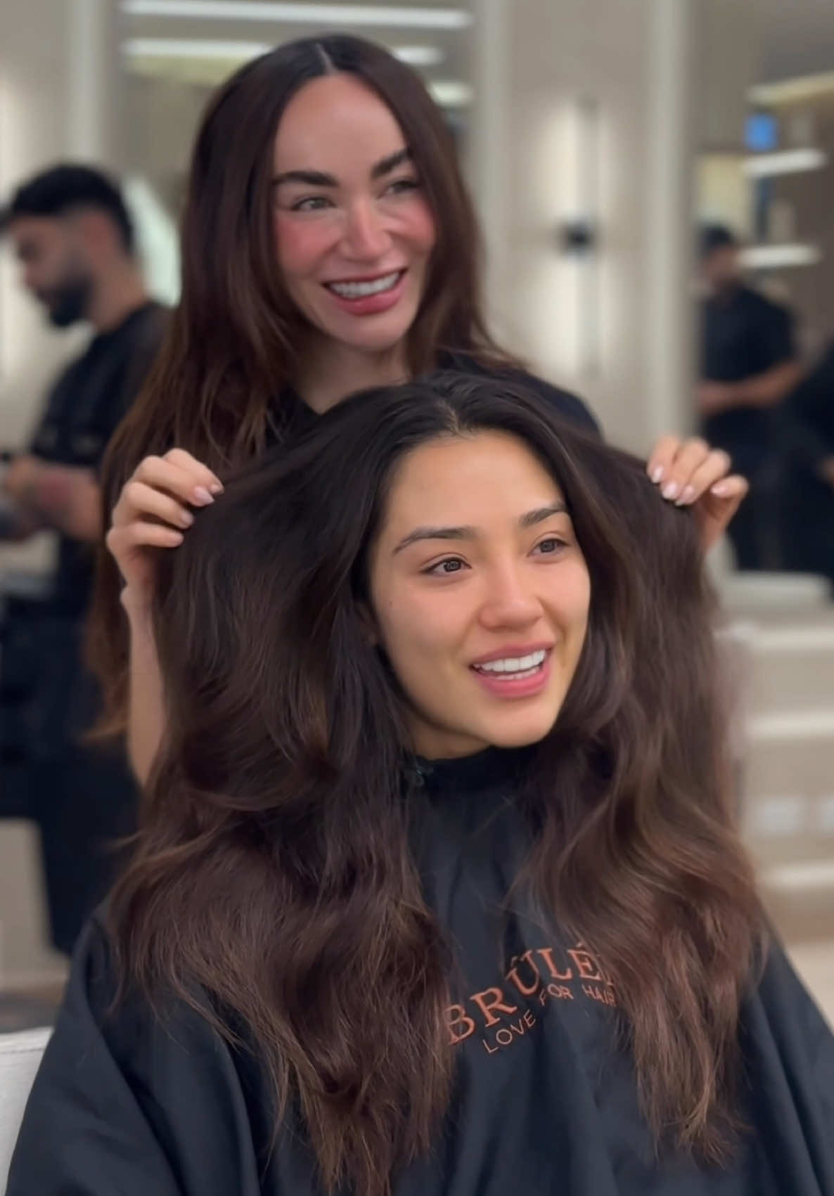 A post by @kelvybrulee on TikTok caption: Te has imaginado rubia??? El tono que más me han pedido esta semana!! Amoooooo ❤️ #balayagecolombia #balayagebogotá #cambiodelook #maquillajenatural #balayagehaircolor @𝐁 𝐑 𝐔 𝐋 𝐄 𝐄 by Kelvy&Yad 