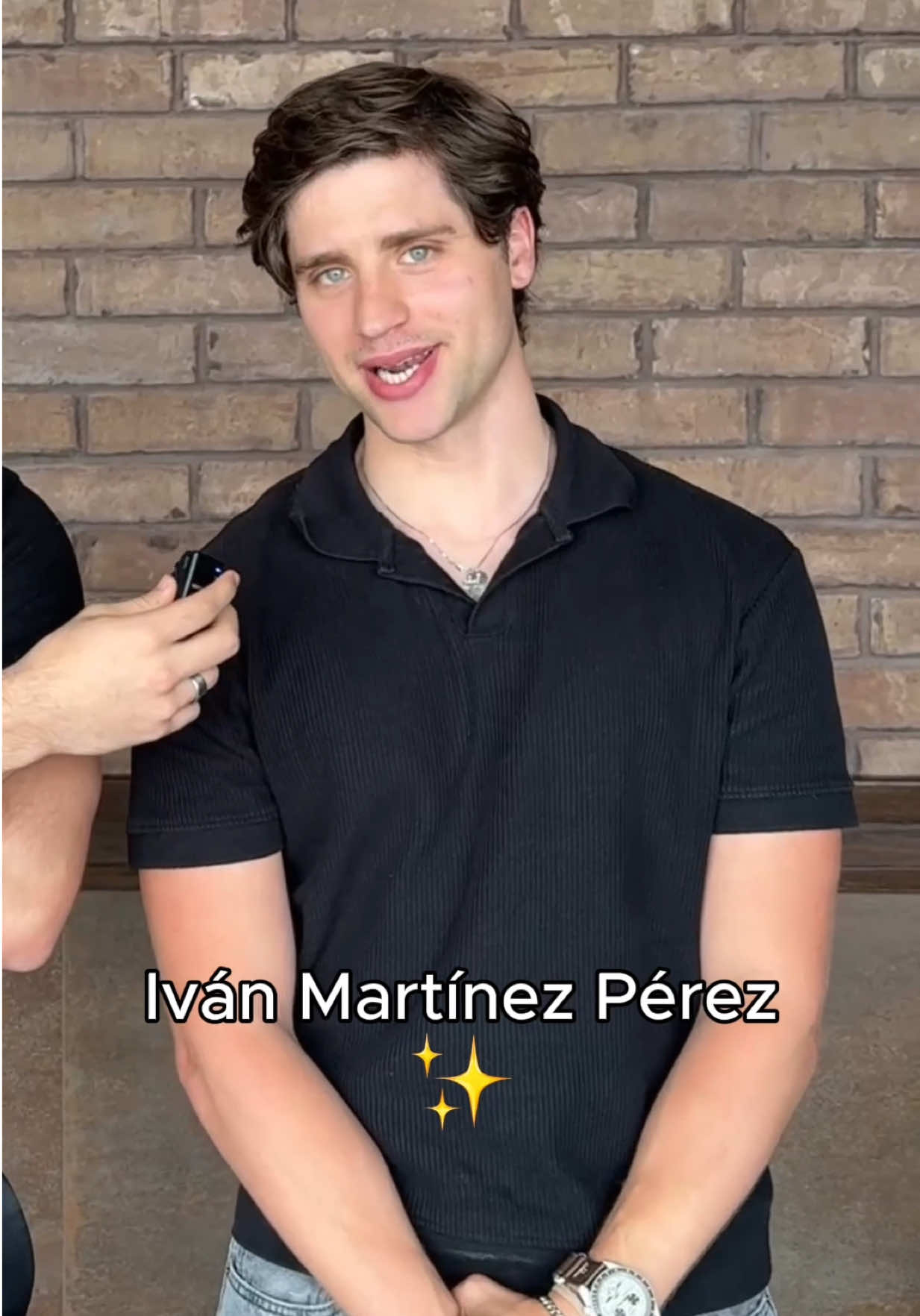 A post by @aaronmercury on TikTok caption: PIN PON CON IVÁN MARTÍNEZ, contó si tiene pareja 😱🔥♥️ #martineztwins @Ivan Martinez @Z A L E K 