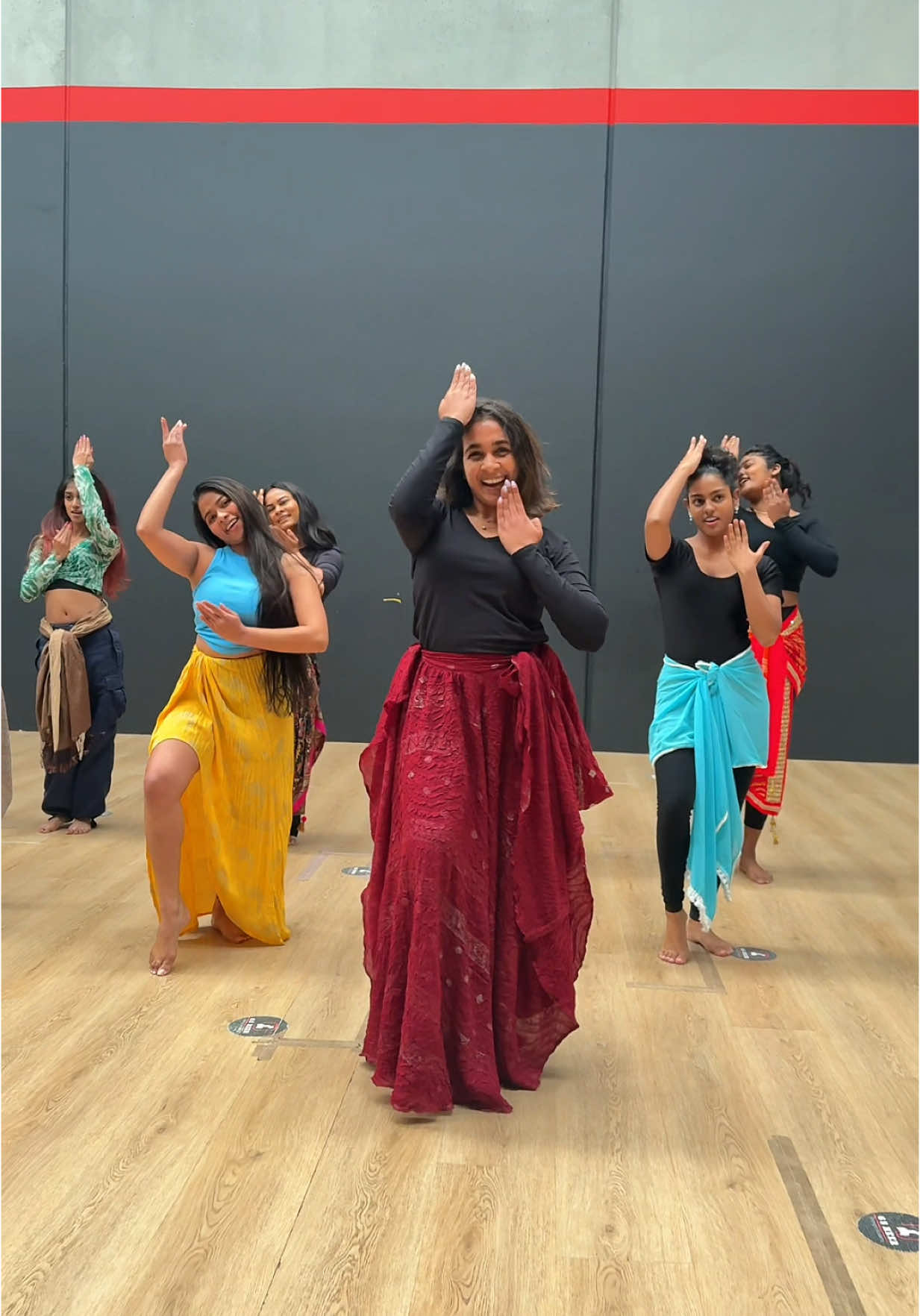 A post by @sachini1107 on TikTok caption: Besos hits 🔥 #bollywithsach 🇦🇺 .  #fyp #sachininipunsala #besos #jacqulinefernandez 