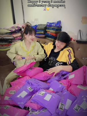 A post by @waiw220 on TikTok caption: 💛ဇနီးမောင်နှံကာစတန်မာလေးတွေတွက်မနက်ကတည်းကပစ္စည်းထုပ်နေကြလို့Anniမတင်နိုင်ရသေးတာပါ😍ခုလိုဘေးနားကပါရမီဖြည့်အတူကြိုးစားပေးတဲ့အတွက်ကျေးဇူးများကြီးတင်ပါတယ်မောင်”မဝေတို့ကိုချစ်လို့ဝယ်ယူအားပေးကြတဲ့အယောက်ခြင်းစီတိုင်းလည်းကျေးဇူးပါရှင့်💛#foryou @ဂွေးတိုလေး 