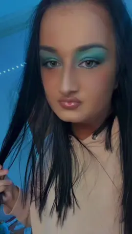 A post by @assilen_roxana on TikTok caption: #foruyou #powerwomen💓🙏🏻🙋🏻‍♀️🤟🏼 🥰🥰🥰