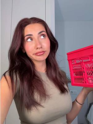 A post by @andreagarte on TikTok caption: No puedes repetir maquillaje 🫢