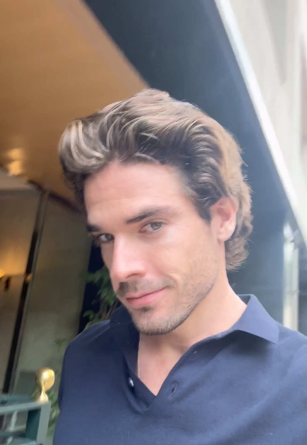 A post by @emilioalcaraz6 on TikTok caption: Día de mimos a la melena ✂️
