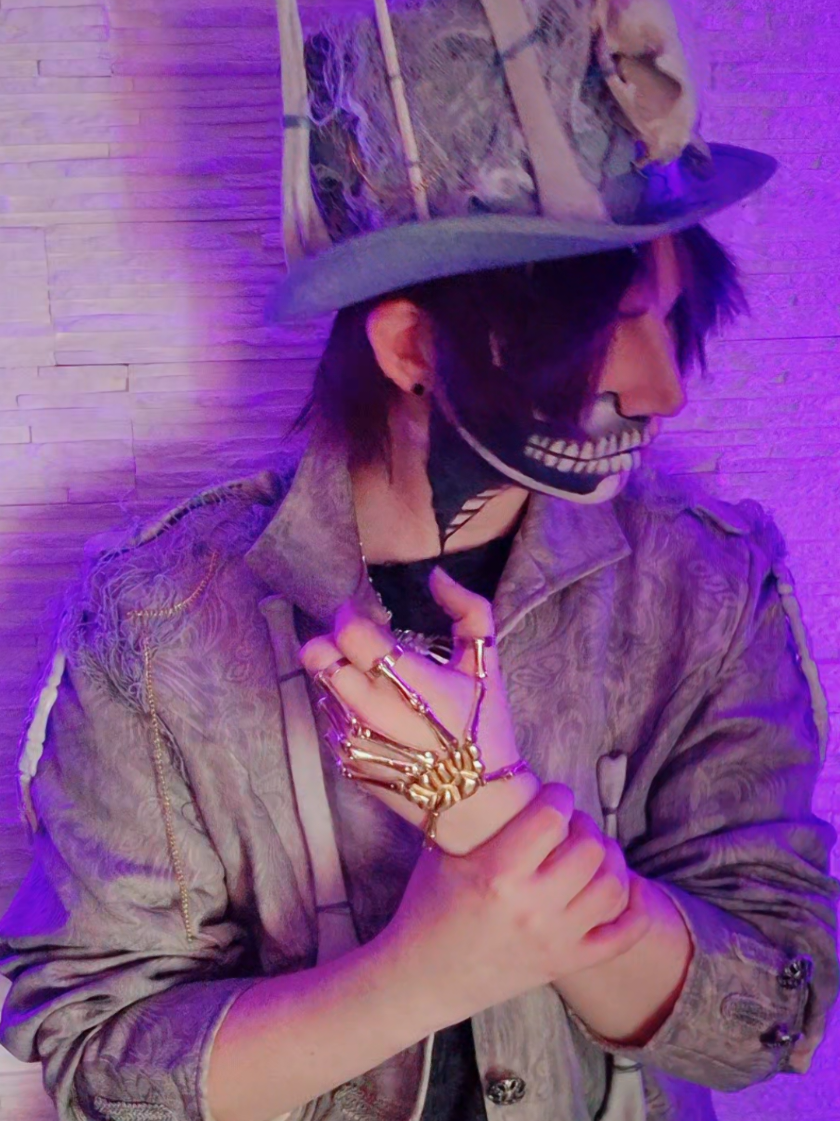A post by @aki.kyuu on TikTok caption: #rhun #rhuncosplay #julienbam #julienbamcosplay 