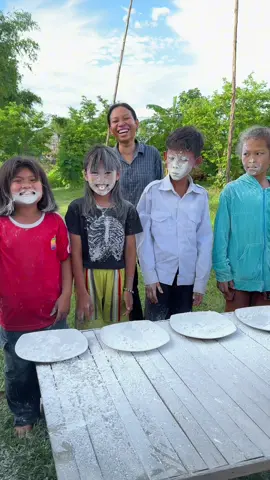 A post by @chhomsreypach on TikTok caption: រីករាយទិវាកុមារអន្តរជាតិ 🎉🎉  ថ្ងៃនេះក្មេងៗញញឹមបិទមាត់មិនជិតឡើយ លេងហ្គេមសប្បាយ បានញ៉ាំម្ហូបឆ្ងាញ់ និងបានរង្វាន់ទឹកស៊ីអ៊ីវទៅផ្ទះទៀត 😍 🥰"