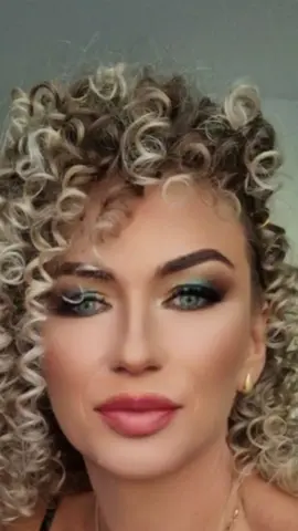 A post by @cecilia.siegert on TikTok caption: #100kfollowers #trending #viral #fypシ #tiktok #foryou #100k #foryoupage #viralvideotiktok #Cecil🇩🇪🇹🇩 #varsator 