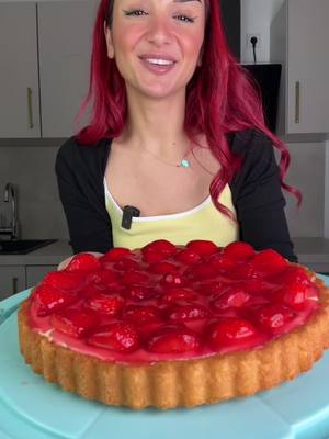 A post by @su_ice_ on TikTok caption: Erdbeerkuchen aus meiner Kindheit ❤️🍓 #Foodtiktok #foodie #fy #viral #easyrecipe #childhood #strawberries #erdbeeren #kuchen #sweets #cake 