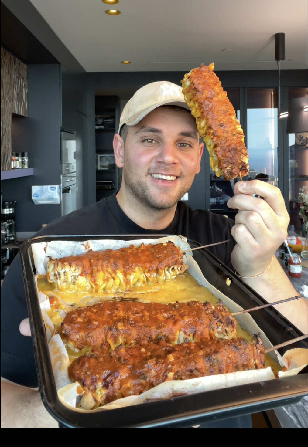 A post by @batuhanbayir on TikTok caption: 🔥 Cheddarlı lavaş kebabı Tarifi! 🧀🥙 Malzemeler; •8 adet 25cm lavaş ekmeği •600 gr dana kıyma •1 soğanın rendesi (suyu sıkılmış) •1 adet kapya biber •2 diş sarımsak •1 tk tuz •1 tk karabiber •1 tk kırmızı toz biber  •250gr cheddar peyniri •Tahta şiş çubuk Sos için; •1 yk tereyağı •1 yk domates salçası •2 diş sarımsak •1 fincan sıvı yağ •Tuz-karabiber-kırmızı toz biber- kekik •1 çay bardağı su Yapılışı; Kıymaya soğan, kapya biber, sarımsak ve baharatları ekleyip güzelce yoğurun. Lavaşları üst üste koyup kenarlarından keserek kare hale getirin. Hazırladığınız kıymalı harcı lavaşların üzerine lahmacun gibi yayın. Üzerine rendelenmiş cheddar peyniri serpin. Lavaşları üst üste dizin ve uzunlamasına 2 parmak genişliğinde şeritler halinde kesin. Şeritleri yan çevirip, her birine tahta çubuk saplayın. Fırın tepsisine dizin ve önceden ısıtılmış 200°C fırında 20-25 dakika, üzeri kızarana kadar pişirin. Hazırladığımız sostan üzerine gezdirip yiyebilirsiniz. Afiyet olsun💯👨‍🍳😋 #batuhanbayır #kebap #lavaşkebap 