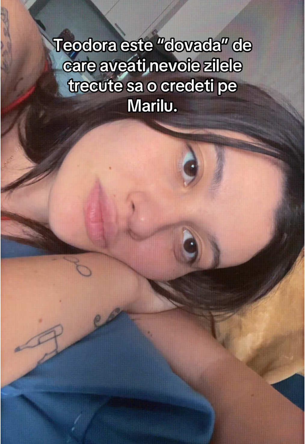 A post by @erikaisac on TikTok caption: Nu e suficient sa ne revoltam in comentarii. Intrebarea e: de ce se intampla din nou si din nou? Doua femei. Doua povesti diferite, dar legate prin acelasi fir rosu: un sistem care le-a lasat singure. Teodora – impuscata pe strada, in plina zi, de fostul iubit care o urmarea obsesiv. Omul avea o arma. Avea o istorie. Avea o obsesie. Si nimeni nu l-a oprit. Marilu Dobrescu – care are curajul sa iasa public si sa spuna ca a fost agresata in relatie. Ce urmeaza? Comentarii despre despre „de ce n-a plecat”. Judecata. Minimizare. Blamarea victimei. Vreti sa vorbim despre „normalizare”? Uitati-va cum vorbim despre femeile abuzate.  Asta e Romania reala. Teodora a fost urmarita, terorizata, apoi omorata. Iar agresorul? A apasat pe tragaci si pe el insusi, si pe orice urma de raspundere. A ales sa nu dea socoteala. A fugit de responsabilitate inainte ca justitia sa-l atinga. Si totusi, avem intrebari la care nimeni nu raspunde: De unde avea arma? De ce n-a fost observat de politie? De ce a putut fi obsedat de o femeie atatia ani, fara ca sistemul sa-l opreasca? Degeaba avem legi daca nu sunt aplicate. Degeaba avem ordine de protectie daca ele sunt doar hartii fara consecinte. Si ce e mai grav: oamenii inca o judeca pe ea. Pe Teodora. O femeie omorata. Ca si cum a meritat. Ca si cum ar fi facut „ceva” care a provocat asta. Comentarii despre trecutul ei. Despre orice, numai despre crima nu. Femeile NU mor pentru ca au ghinion. Mor pentru ca sistemul le lasa fara ajutor. Mor pentru ca traim intr-o cultura care le considera vinovate pentru tot ce li se intampla. Si daca nu tipam ACUM, daca nu cerem schimbari ACUM, daca nu reactionam FARA RUSINE si FARA DIPLOMATIE, o sa continuam sa ne uitam la poze cu femei moarte si sa spunem „ce pacat”. Pacat? Nu e "un pacat". E vorba despre vina. A unui sistem corupt. A unei culturi misogine. A unui stat absent. Si ne e frica sa recunoastem ca urmatoarea poate fi oricare dintre noi. 