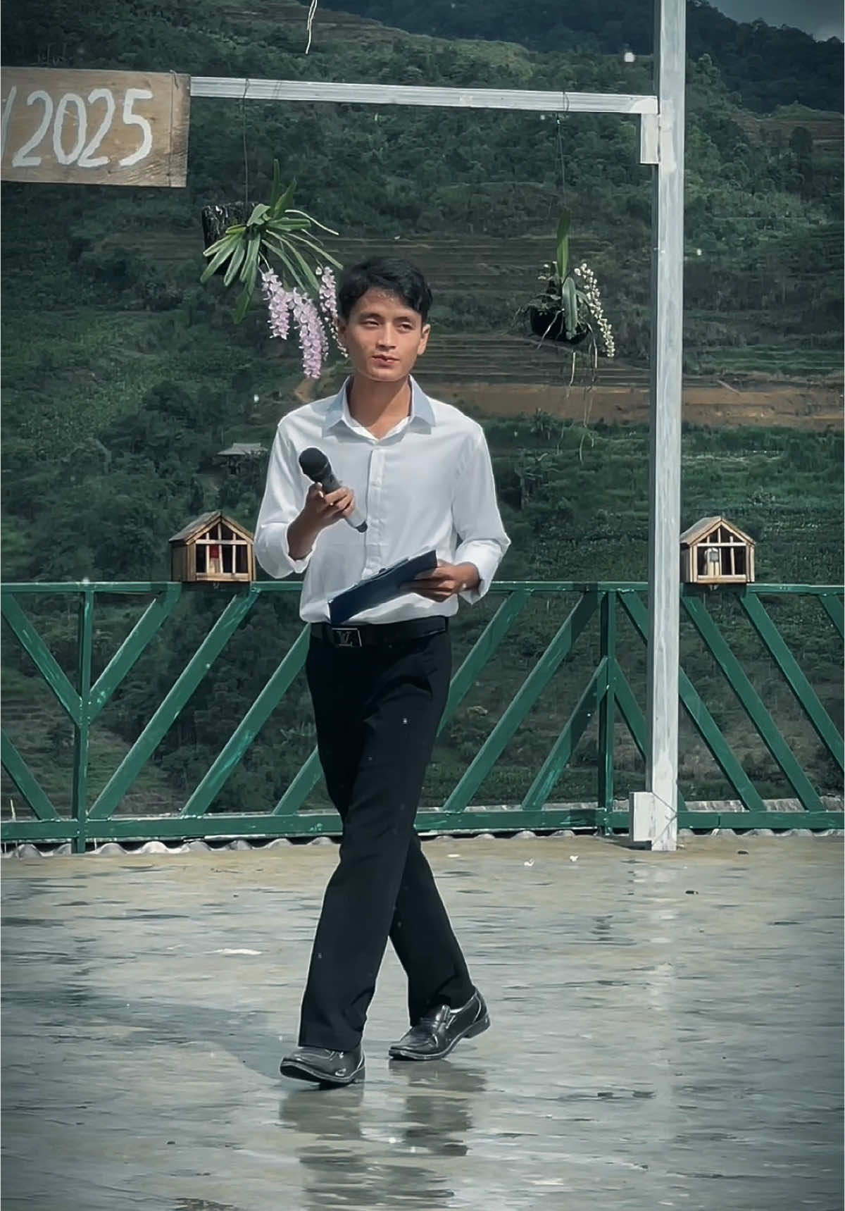 A post by @thily4545 on TikTok caption: #CapCut Ý là thằng e nó cũng Đẹp Trai không kém mình😆#TikTokAwardsVN #CapCut #xuhuong 