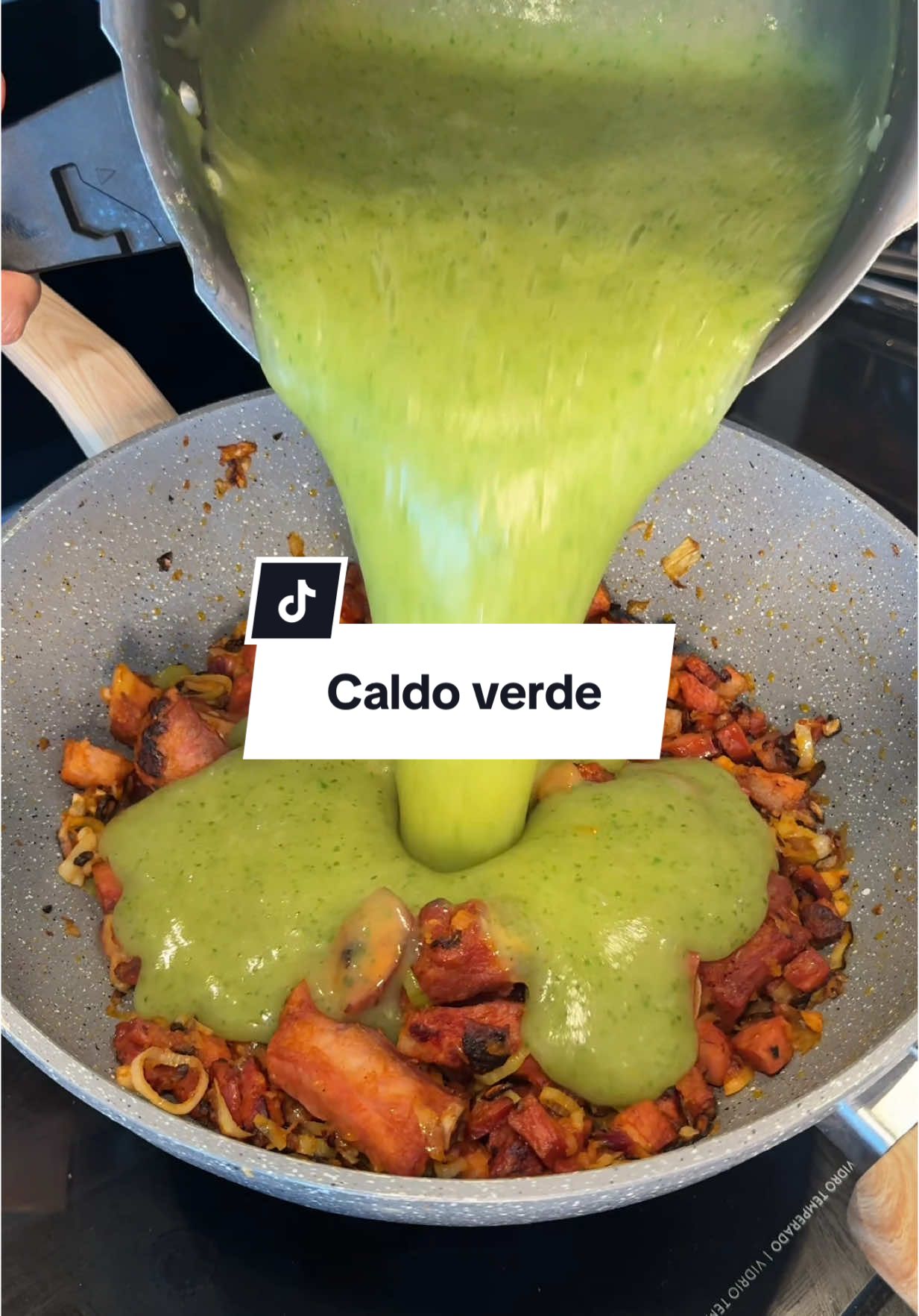 A post by @eloalmeida8 on TikTok caption: Caldo verde