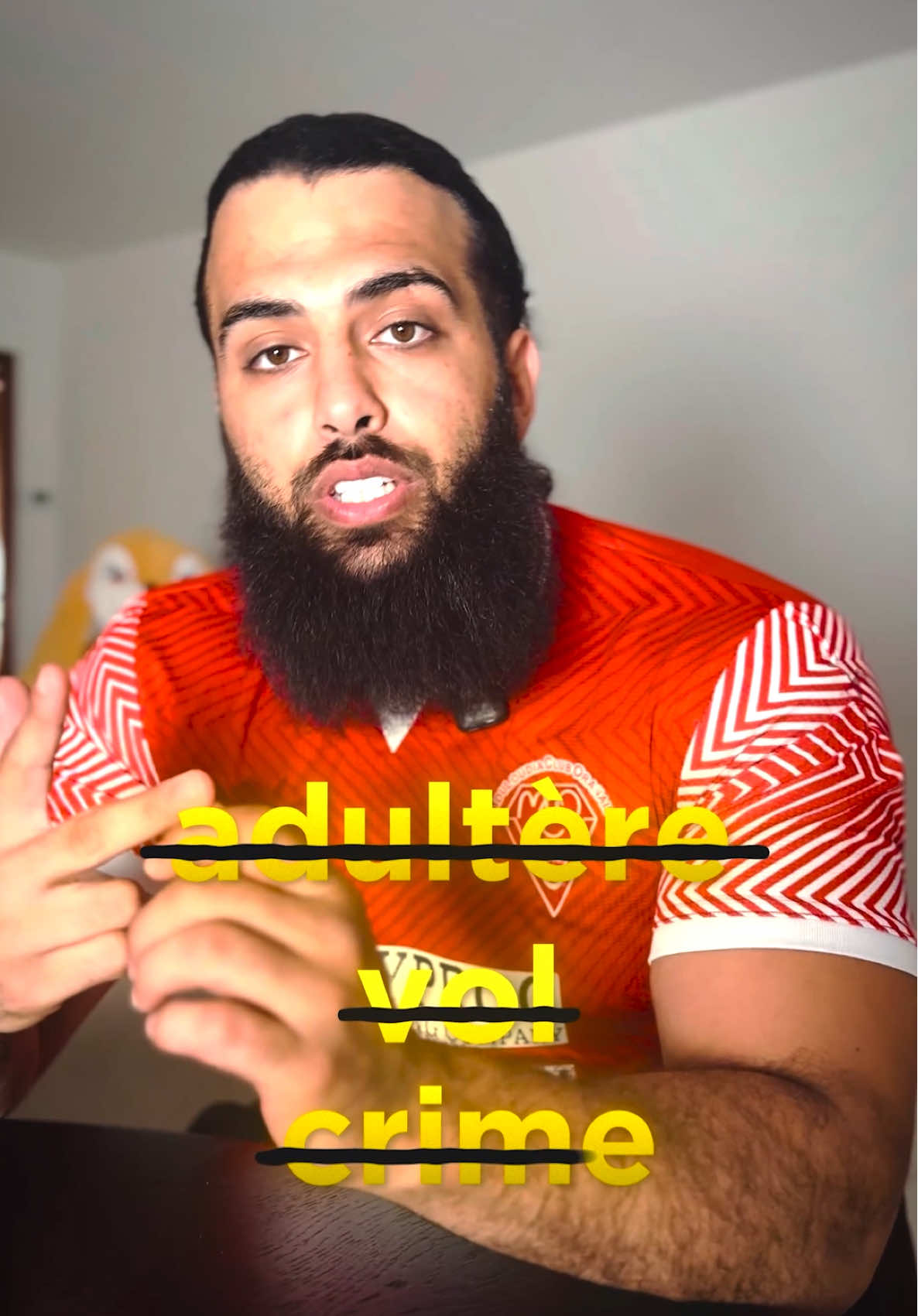 A post by @by_walid on TikTok caption: 😶‍🌫️ Une seule phrase… et tu tombes en enfer. Pas besoin de voler. Ni de tuer. Juste… un commentaire. 💬 Et pourtant, on tape ça tous les jours, sans réfléchir. Le Prophète ﷺ a dit : ❝ L’homme dit une parole sans y prêter attention… et elle le fait chuter en enfer plus loin que l’Est et l’Ouest. ❞ (Sahih al-Bukhari 6477) 🤳 Aujourd’hui, on pèche plus avec les pouces qu’avec la langue. 👁 Internet t’observe… mais Allah voit tout. 📝 Et les anges écrivent. Toujours. 🕳️ Réfléchis bien avant de cliquer sur “envoyer”. #Rappel #Islam #Hadith #Langue #Internet #Dine #Péché 