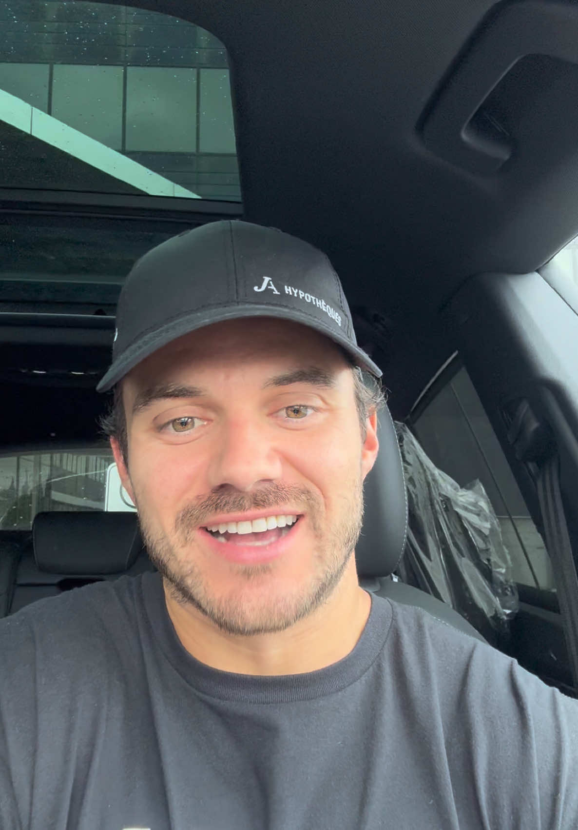A post by @pc.jolicoeur on TikTok caption: Est-ce que la liberté financière est vraiment ce qu’on pense ? Avec le temps, j’ai réalisé que ce n’est pas le montant que tu gagnes qui compte… mais ce qu’il te reste à la fin. Au fil des années, en côtoyant nos clients, j’ai souvent constaté que certaines personnes avec des revenus modestes s’en sortaient bien mieux financièrement que d’autres avec des salaires élevés. Pourquoi ? Parce qu’elles géraient mieux leur argent. La liberté financière ne dépend pas de ton revenu, mais de ta discipline.