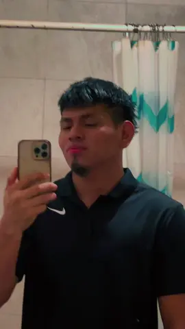 A post by @sonyjohnn3 on TikTok caption: Mi rutina de brazos está haciendo efecto 🫠#gym 