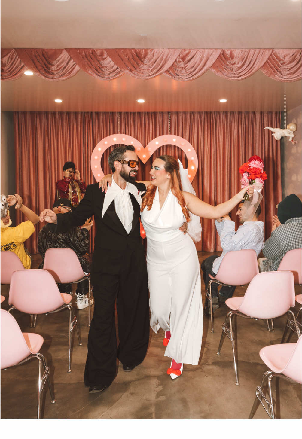 A post by @spacemunarriz on TikTok caption: éstas son cinco cosas que ya deberías tener preparadas si te casas dentro de un mes y que @Eme de Amores y yo aún no hemos conseguido resolver 😮‍💨💘 #boda #wedding 