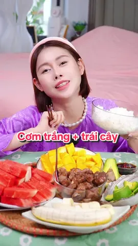 A post by @vietphuongthoa98 on TikTok caption: Ăn cơm với trái cây, ổn không ta 😆