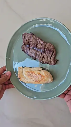 A post by @nabil_zemmouri on TikTok caption: Recette détaillée  Pour 250gr - 300gr de viande de la veille  - 1 demi tranche de pain de mie mouillée au lait ou à l'eau  - 1 œuf  - sel poivre, épices ( ou olives etc.. ) au goût de chacun  Mettre seulement quelques acoups de mixeur puis mélanger à la main l'œuf le pain mouillé et la viande mixé jusqu'à bien amalgamer la masse.  Et bonne dégustation  Nabil Zemmouri  Chef N-Zem #antigaspi #TikTokFood #recette #souvenir 