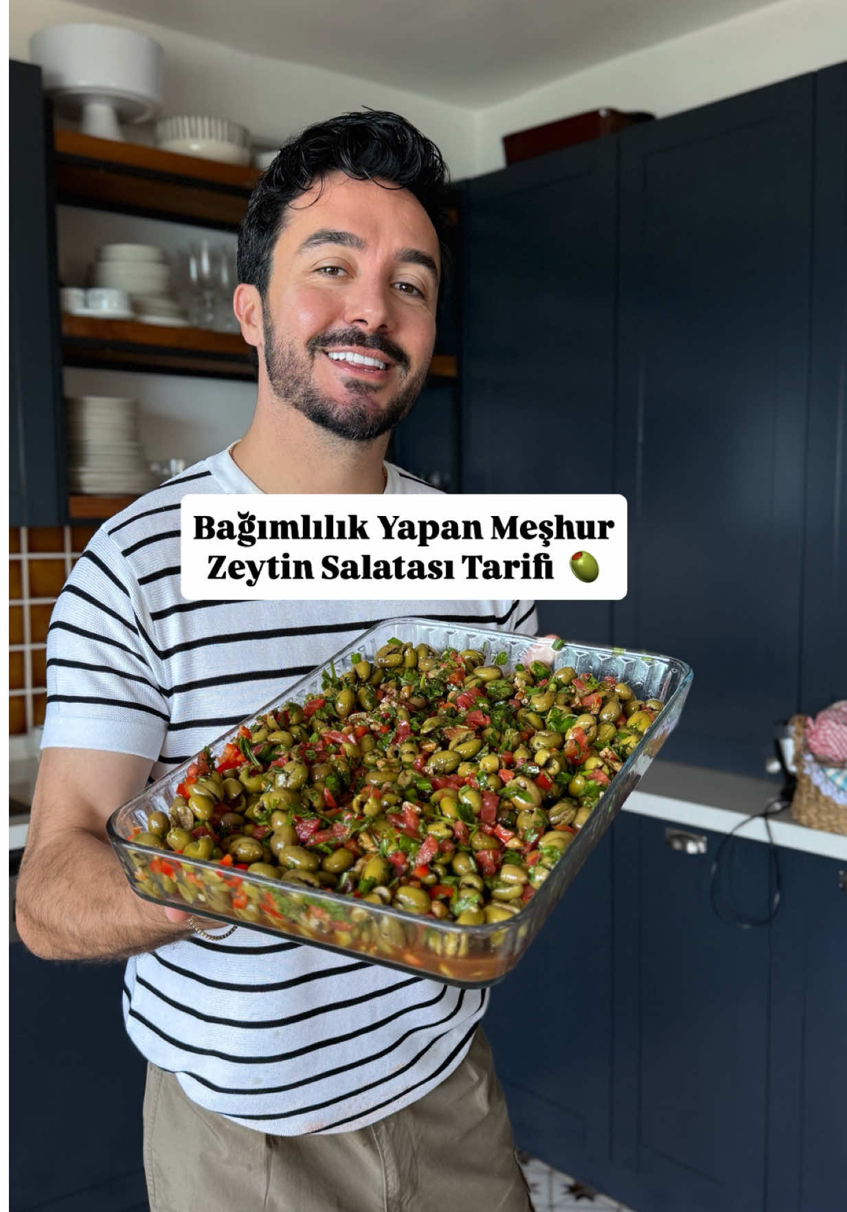 A post by @dizaynoloji on TikTok caption: Bağımlılık yapan zeytin salatası 🫒 🫒 🫒. • ✅ Sesli olarak da anlatım yapılmıştır.  ✅ Kahvaltım da eksik olmayan zeytin salatasının tarif ayrıntıları da aşağıdadır ⬇️: ✅ Dipnot : Pazar günü kahvaltıya davetli olduğum için bu derece bol yaptım :) .  ✅ 1 kg çekirdeği ayıklanmış yeşil zeytin.  ✅ 2 adet kapta biber , 1 bağ taze nane ve maydanoz . Ben taze soğan da ekledim(yarım demet kadar).  ✅ Kabuğu soyulmuş ve ince ince doğranmış domates .  ✅ 200 gr ayıklanmış ceviz . ✅ Lezzetine lezzet katması için ; Hatay usulü nar ekşisi , 1 adet limon , bie tatlı kaşığı sumak , göz kararı zeytinyağı ve tuz.  ✅ Gerek kahvaltı da gerek meze niyetine kaşık kaşık yemeye hazır. Yapanlara afiyet olsun sevgiler 🙆🏻‍♂️. #zeytinsalatasi #mutfak #yemektarifleri 