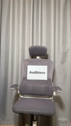 A post by @barbaryishere on TikTok caption: دي هتكون أول ورشة من ورش "تياترو شو"، وبيقدمها النجم سامح حسين والمخرج القدير الأستاذ/ إسلام إمام – وهو مخرج المسرحية نفسها. الورشة هتبدأ يوم ١٢ يونيو ٢٠٢٥، وده بيكون انطلاقة فعلية للمشروع التدريبي الكبير اللي بنحضر له من فترة. المشتركين في الورشة هياخدوا ٥٠ ساعة تدريب نظري، وبعدها المتميزين فقط هينزلوا تدريب عملي لمدة ١٠ أيام (٥ أيام تحضير و٥ أيام عروض فعلية مع النجوم والمتخصصين). والأهم إن الموضوع مش مقتصر على التمثيل فقط؛ اللي هنلاقي عنده موهبة في الإخراج، أو الملابس، أو الديكور، أو الإضاءة، ممكن يشارك كمتدرب مساعد في القسم اللي يناسبه. إحنا هدفنا الحقيقي هو صناعة كوادر فنية تشتغل في السوق الفني بجد وتكون جزء من مشروعنا في المواسم القادمة. عايزين نصنع جيل جديد يقدر يحيي المسرح في الإمارات. الورشة مفتوحة لكل الإماراتيين والعرب المقيمين داخل الدولة. الاشتراك بقيمة ٨٤٩٩ درهم، وفي باقة شاملة الإقامة في فندق بارسيلو الجداف بسعر ٩٩٩٩ درهم. والحجز متاح الآن بدفع ٤٠٠٠ درهم فقط كمقدم، سواء أونلاين أو عبر الاتصال على: 0523011177