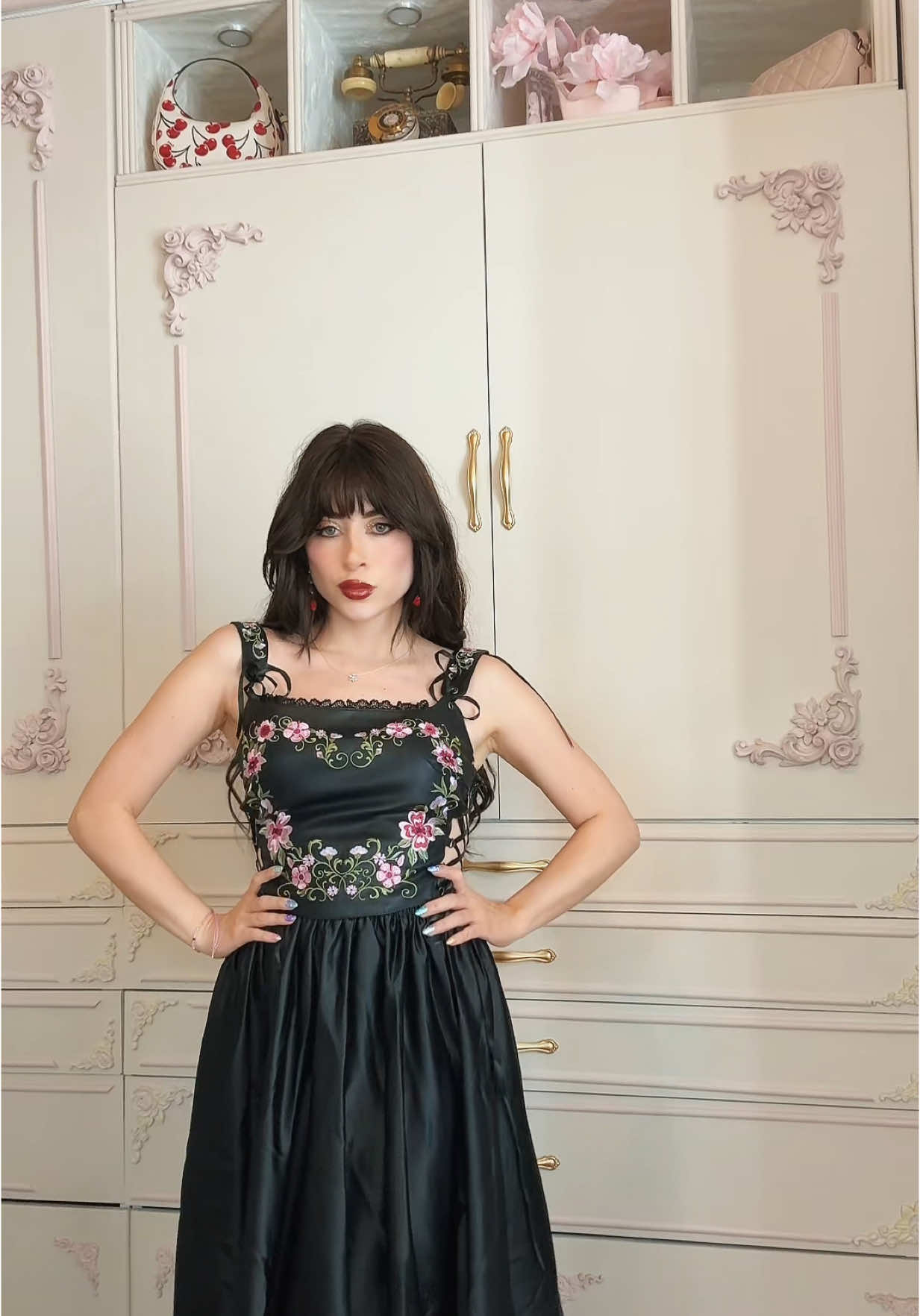 A post by @legnahernandez1 on TikTok caption: Una blusa 3 outfits para diferentes ocasiones 