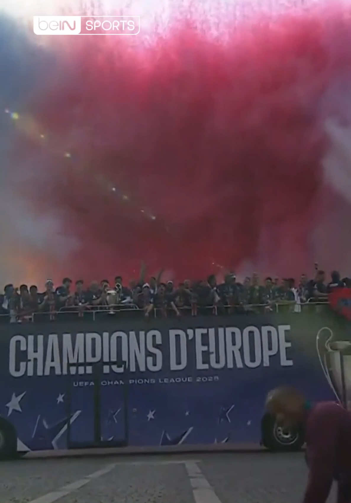 A post by @beinsports on TikTok caption: حافلة فريق باريس سان جيرمان تتزين بالعلم الفرنسي أمام قوس النصر #دوري_أبطال_أوروبا | #نهائي_الأبطال | #باريس_سان_جيرمان #UCLFinal | #UCL | #beINUCL | #PSG