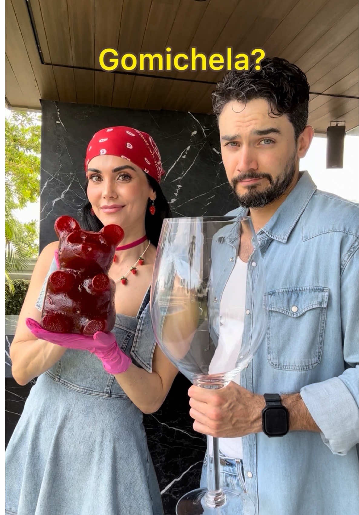 A post by @carolinarinconf on TikTok caption: Una Gomichela ? @José Manuel 🌶️😋 #gomichela #chela #receta #hermanos #familia #gomitas #panditagigante 
