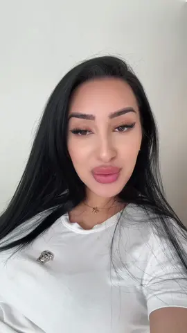 A post by @__rebecaa.02__ on TikTok caption: 🤍