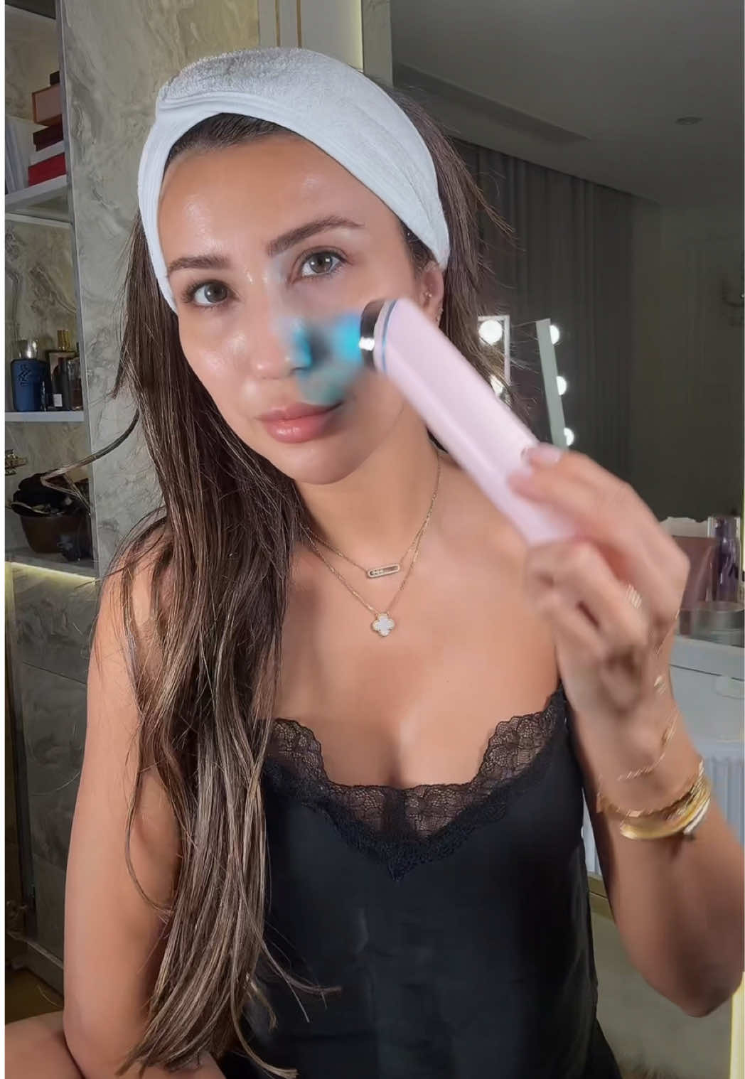 A post by @goozdeyle on TikTok caption: Rutin 😌 drbarbarasturm balancing toner skinceuticals P-Tiox skinceuticals Metacell Renewal B3 medicube_global_official Age-R Booster Pro Grandelips Hydrating Lip Plumper #medicubeboosterpro reklam