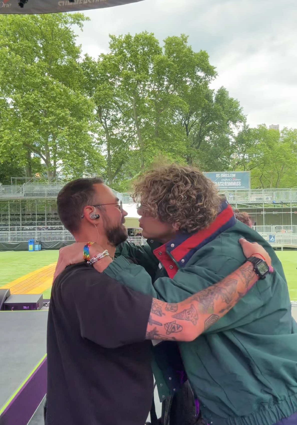 A post by @rawayanatv on TikTok caption: Lo beso 🤣 Forever Young 