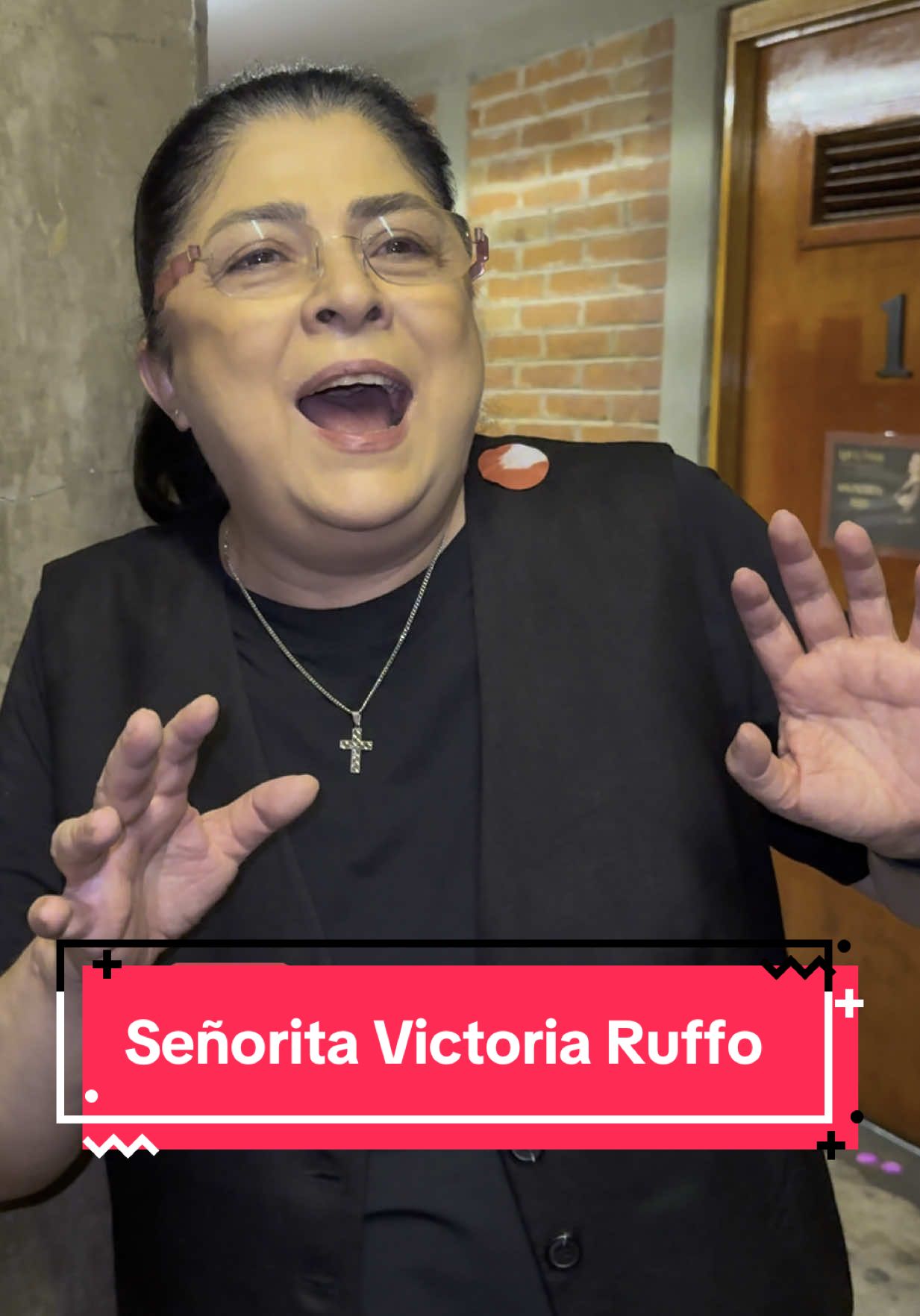 A post by @floreselpatron on TikTok caption: Flores el Patrón para la señorita Victoria Ruffo