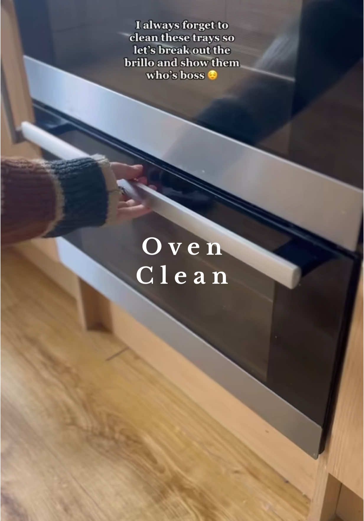 A post by @ on TikTok caption: @Brillo the best 💪🏻 #homewithchloex #cleanfluencer #CleanTok #cleaninguk #cleanwithme #cleaningmotivation #ovenclean 