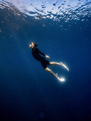 A post by @oscaarfont on TikTok caption: como embajador solo puedo dar las gracias a @Anahernandezsarria por enseñarme que el mar no da miedo… cuando alguien te lo enseña con paciencia, con amor y con respeto. gracias a @entreazulesdestinos por abrirme un océano que antes me daba pánico… y ahora me da paz. y gracias a @L’Oréal Paris por acompañarme en este viaje con la Paradise Big Deal Waterproof, la única máscara que ha aguantado todas mis lágrimas (de miedo, de risa y de emoción) sin moverse. 🌊🐋💧 #lorealparismakeup