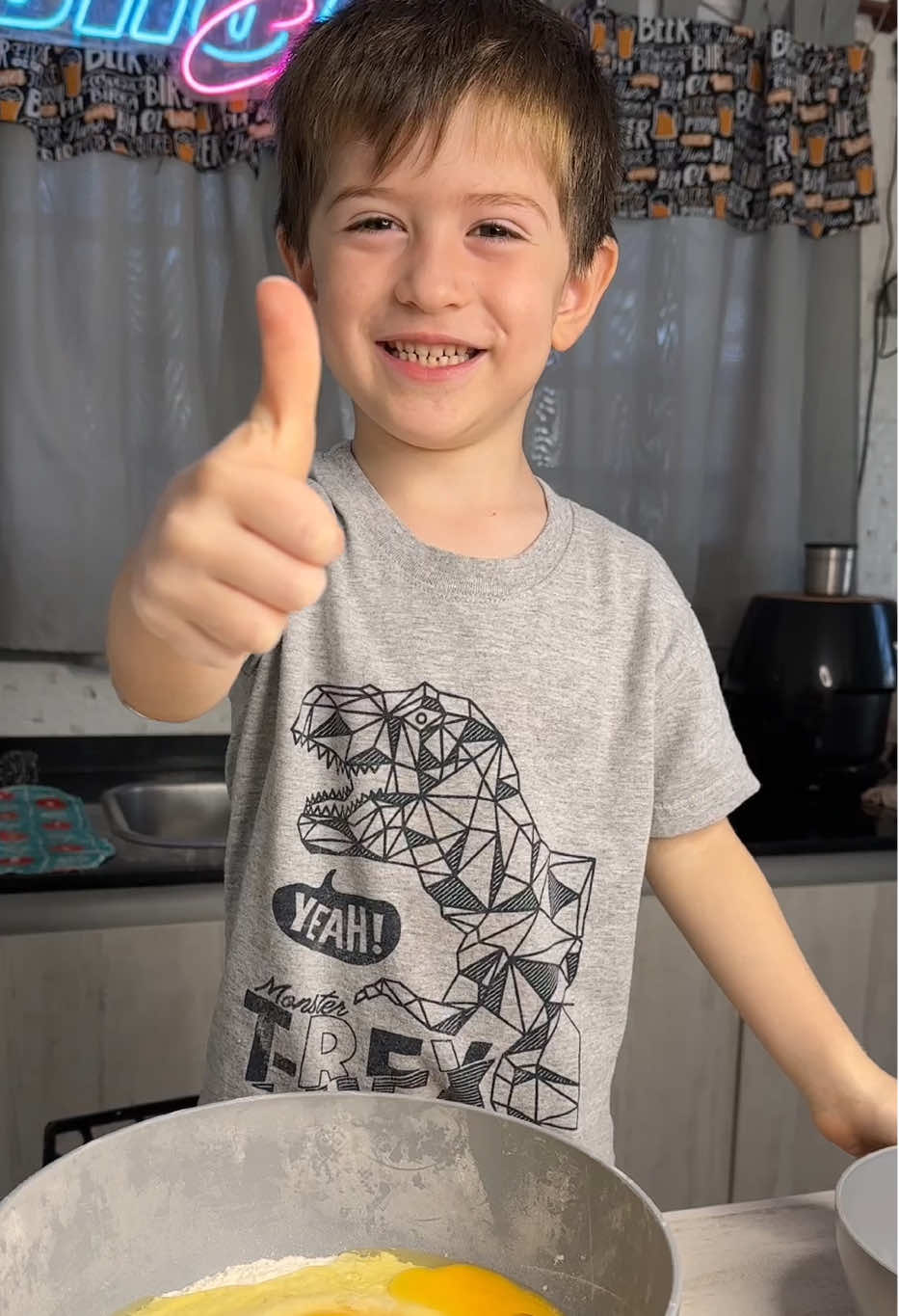 A post by @brutacocina on TikTok caption: Cocinado pasta casera con mi hijo filippo #recetas #niño #familia #pastas #saborestiktok 